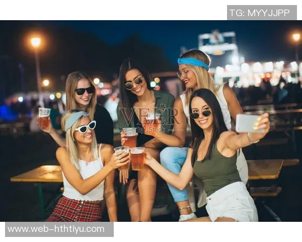 凯恩与妻子共享啤酒节欢乐时光为这一周的美好回忆添上完美句号