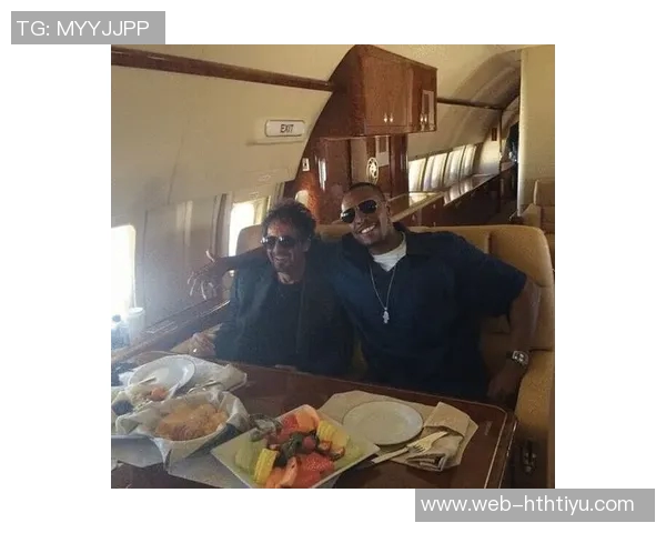 最疯狂的旅行体验皮尔斯分享私人飞机与普通客机厕所的奇妙对比